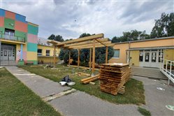 Materská škola dvor - dekoratívna grafika